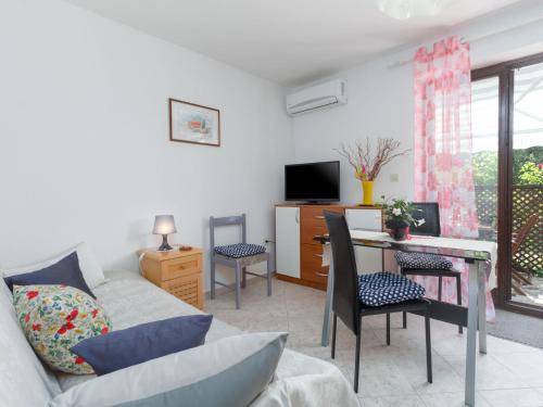 TV a/nebo společenská místnost v ubytování Apartment Nena-1 by Interhome