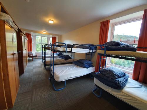 um quarto com um monte de beliches em Woodlands Centre em Betws-y-coed