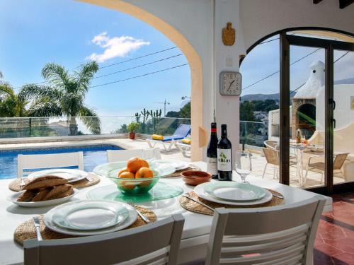 Balcon del MarにあるHoliday Home Marina by Interhomeの白いテーブル(フルーツボウルとワインボトル付)