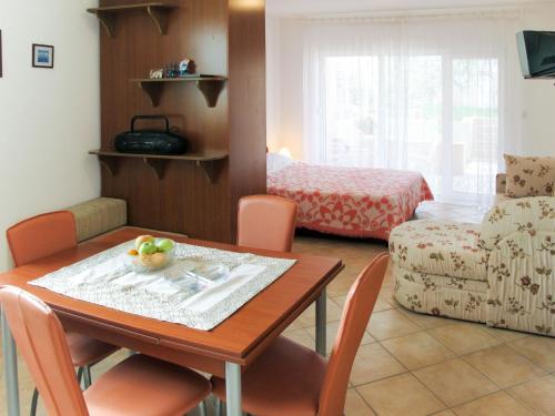 - un salon avec une table et une chambre avec un lit dans l'établissement Apartment Vivoda - PUL168 by Interhome, à Štinjan