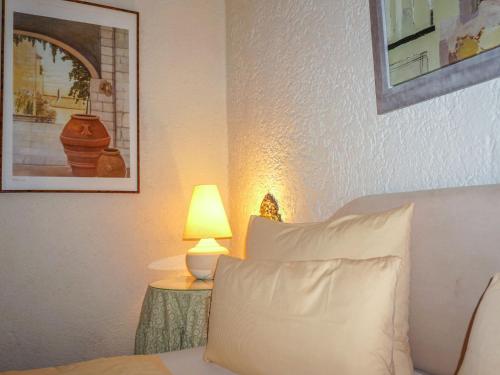 Ένα ή περισσότερα κρεβάτια σε δωμάτιο στο Apartment Casa Hubertus by Interhome