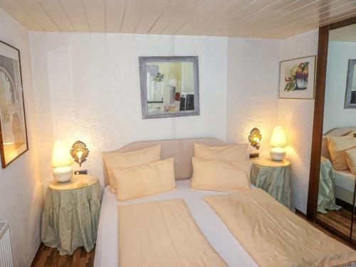 Ένα ή περισσότερα κρεβάτια σε δωμάτιο στο Apartment Casa Hubertus by Interhome