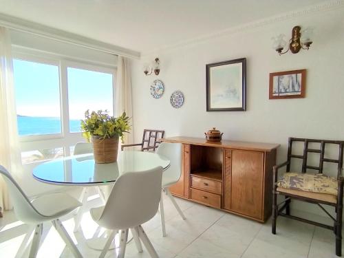 una sala da pranzo con tavolo, sedie e finestra di Apartment Turia Playa by Interhome a Benidorm