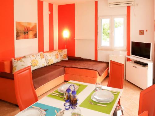 salon z kanapą i stołem w obiekcie Apartment Vesna by Interhome w mieście Dobrinj