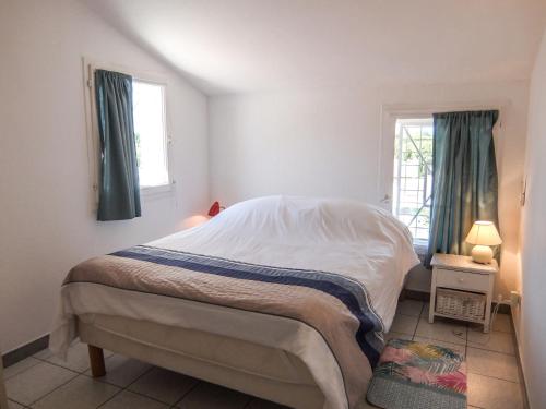 Säng eller sängar i ett rum på Apartment Le Clos de St Cyprien by Interhome