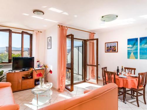 Televízia a/alebo spoločenská miestnosť v ubytovaní Apartment Orhideja by Interhome