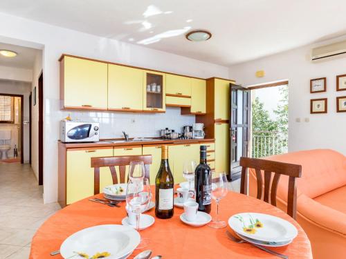 Nápoje v ubytovaní Apartment Orhideja by Interhome
