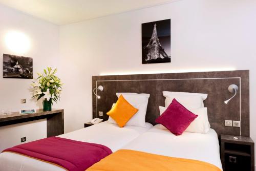 Letto o letti in una camera di Hôtel du Plat d'Etain