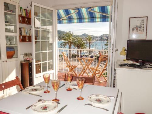 comedor con mesa y vistas al océano en Apartment Les Lecques by Interhome, en Les Lecques