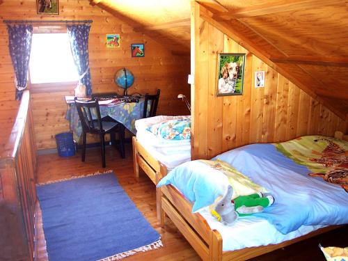 1 dormitorio con 2 camas en una cabaña de madera en Chalet Gerbepal by Interhome, en Gerbépal