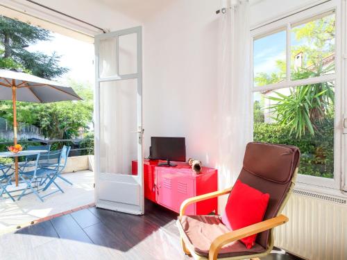 une chambre avec une chaise et une table avec une télévision dans l'établissement Holiday Home Villa Esmeralda by Interhome, à Cannes