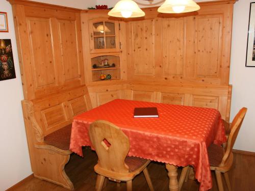 uma sala de jantar com uma mesa com um livro em Apartment Bibelöd-2 by Interhome em Ruhpolding