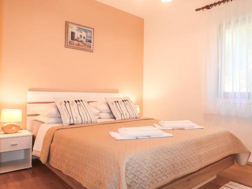 Postel nebo postele na pokoji v ubytování Apartment Kolic - RAB316 by Interhome