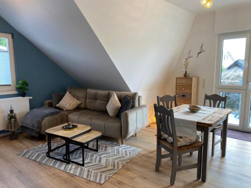 un soggiorno con divano e tavolo di Smilla & Sonnenglanz a Göhren