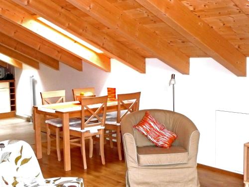 - une salle à manger avec une table et des chaises dans l'établissement Apartment Bibelöd-5 by Interhome, à Ruhpolding