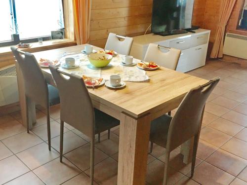 einen Holztisch in einer Küche mit Stühlen in der Unterkunft Holiday Home Funke by Interhome in Hasselfelde