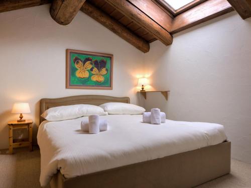 ラ・プン・シャミュ・シアシにあるApartment Chesa Chanella 5 by Interhomeのベッドルーム1室(大型ベッド1台、白い枕2つ付)