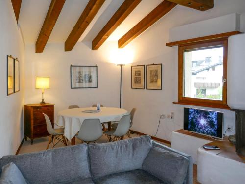 TV a/nebo společenská místnost v ubytování Apartment Chesa Prasüra 10 by Interhome