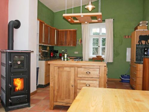 - une cuisine avec une cuisinière au milieu d'une pièce dans l'établissement Villa Gärtnerhaus by Interhome, à Heyda