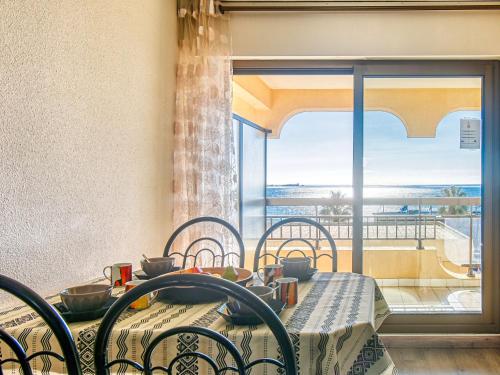 una mesa y sillas con vistas a un balcón en Studio Acapulco by Interhome, en Fréjus