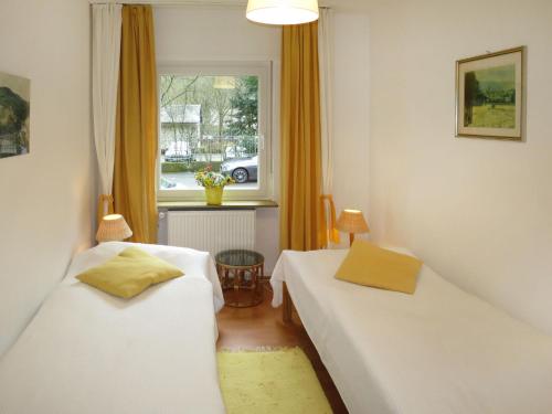 twee bedden in een kamer met een raam bij Apartment Wildbadstrasse by Interhome in Traben-Trarbach