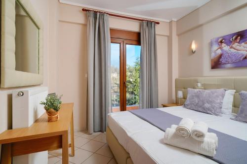 um quarto de hotel com uma cama e uma janela em En Iko Christianna em Olympiada