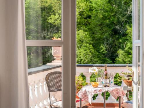 una mesa en un balcón con vistas al jardín en Apartment Valeria - PRE131 by Interhome, en Praelo