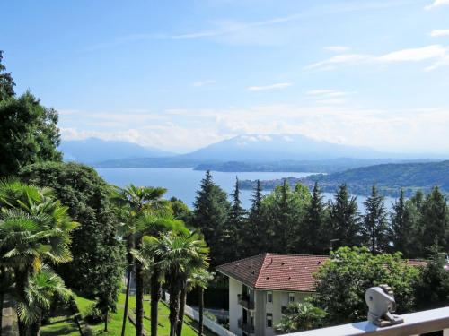 een uitzicht op het water en de bergen vanuit een huis bij Apartment Le Terrazze by Interhome in Arona