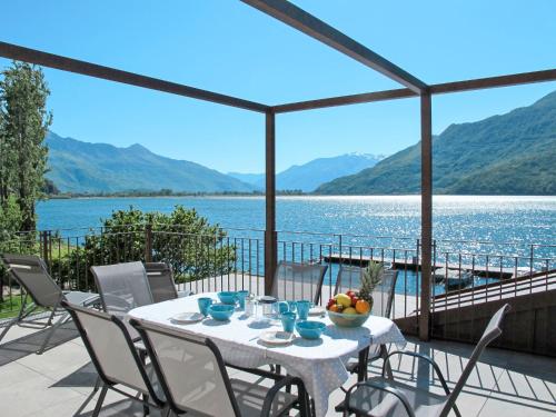 VerceiaにあるApartment Brezza di Lago-1 by Interhomeの湖の景色を望むパティオ(テーブル、椅子付)