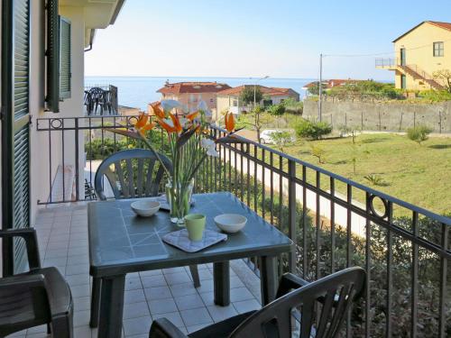 un tavolo su un balcone con vista sull'oceano di Apartment Cielsereno - SLR246 by Interhome a Costarainera