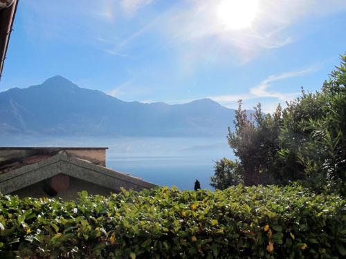 Blick auf das Meer und die Berge von einem Haus in der Unterkunft Apartment Titti - GLA133 by Interhome in Gera Lario