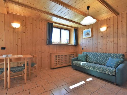 un soggiorno con un divano e un tavolo di Apartment Casa Crapena-2 by Interhome a Livigno