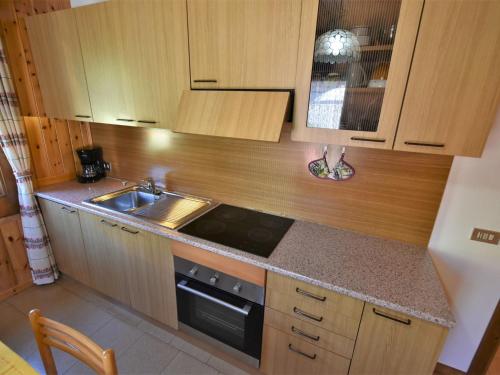małą kuchnię ze zlewem i kuchenką w obiekcie Apartment Casa Crapena-1 by Interhome w Livigno