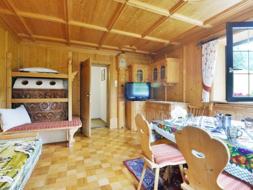 eine Küche und ein Esszimmer mit einem Tisch und Stühlen in der Unterkunft Apartment Puntea by Interhome in St. Ulrich in Gröden