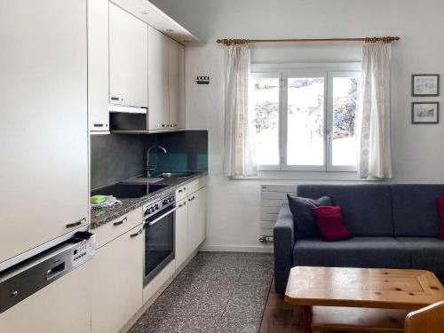 Kuchyňa alebo kuchynka v ubytovaní Apartment Residenza Chesa Margun 59-3 by Interhome