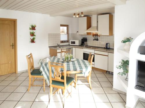 uma cozinha e sala de jantar com mesa e cadeiras em Holiday Home Fischer by Interhome em Lechbruck