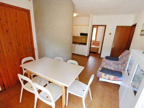 Un comedor con una mesa y sillas blancas. en Apartment White Star-1 by Interhome, en Bibione