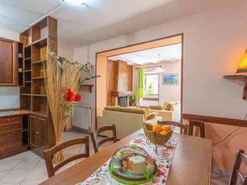 una cucina e una sala da pranzo con tavolo e sedie di Holiday Home Casa Maja by Interhome a Roccascalegna