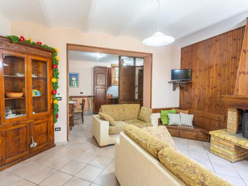 - un salon avec un canapé et une cheminée dans l'établissement Holiday Home Casa Maja by Interhome, à Roccascalegna