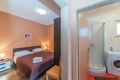 Koupelna v ubytování Apartments Maestral 70m from the beach - by TA Leut Agency