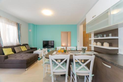 Apartments Maestral 70m from the beach - by TA Leut Agency