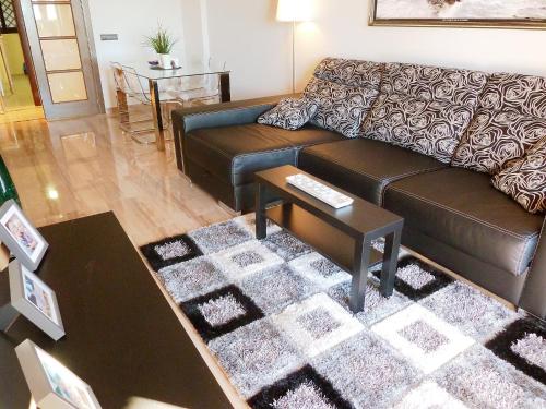sala de estar con sofá y mesa en Apartment Mirador de la Yesera by Interhome, en Santa Fe de los Boliches
