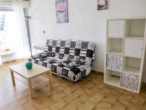 un salon avec un canapé et une table dans l'établissement Apartment Arena-4 by Interhome, à La Grande Motte