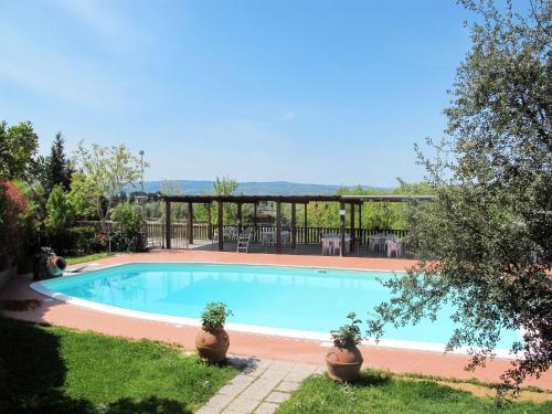 una gran piscina en un patio con plantas en Apartment Archi - CET121 by Interhome en Luia