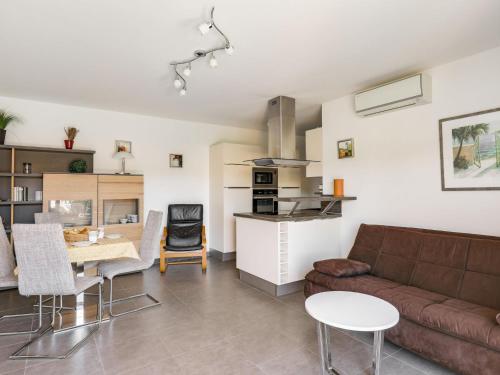un salon avec un canapé et une table dans l'établissement Apartment Résidence Cap Marine by Interhome, à Drammont