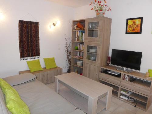 un salon avec un canapé et une télévision dans l'établissement Apartment Le Madrilène by Interhome, à Saint-Cyr-sur-Mer
