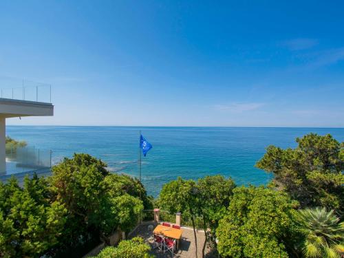 Villa BorettiにあるVilla Tamerici by Interhomeの建物のバルコニーから海の景色を望めます。