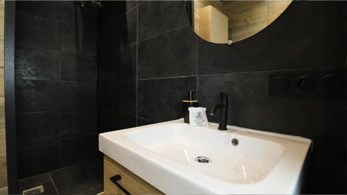 Vannas istaba naktsmītnē HOMEY COZY - New / Centre / Balcon privé / Proche Geneve