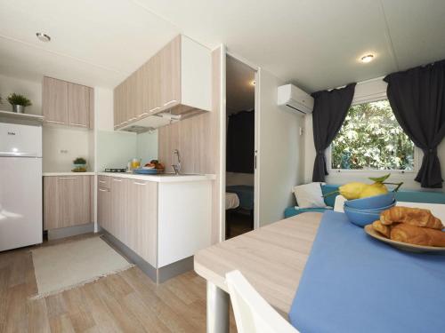 Imagen de la galería de Holiday Home Maxi Caravan Ischia by Interhome, en Baia Domizia