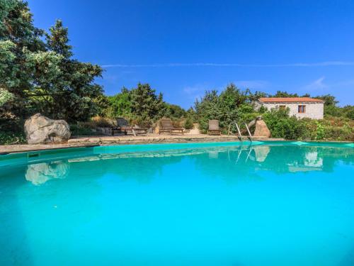 สระว่ายน้ำที่อยู่ใกล้ ๆ หรือใน Holiday Home Mare di Ginepri - BAD115 by Interhome